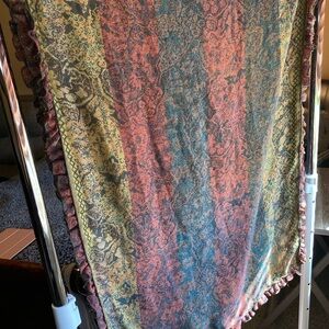 Multicolor printed scarf.